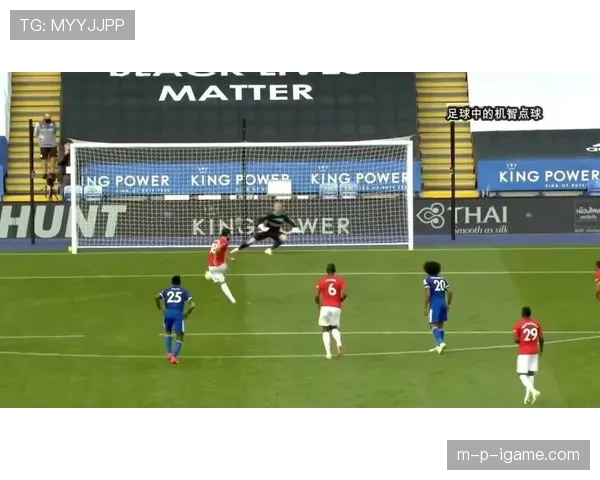 红黄牌频发难掩战术博弈，激烈对抗中足球智慧闪耀赛场