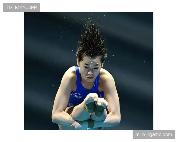 全红婵回家路上还在啃馒头，网友却扒出她家新别墅带泳池