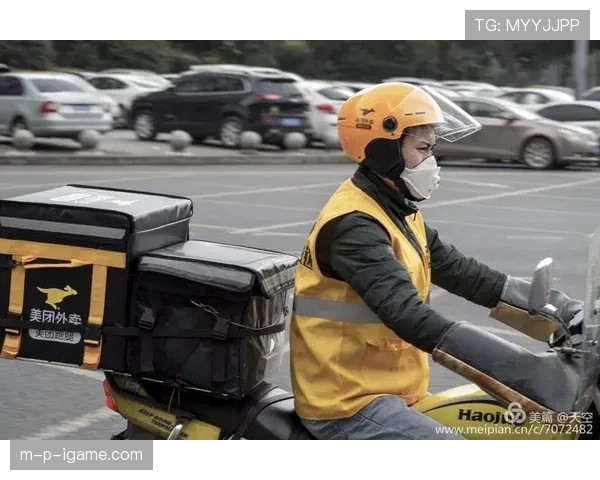 梁伟铿穿得像要上红毯，旁边的外卖小哥尴尬笑着看